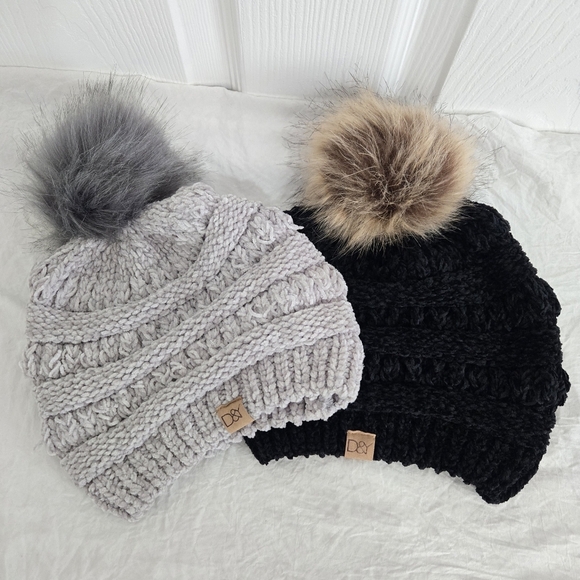 2-Piece D&Y David & Young Knitted Beanies Gray Black Soft Unisex - Picture 2 of 9